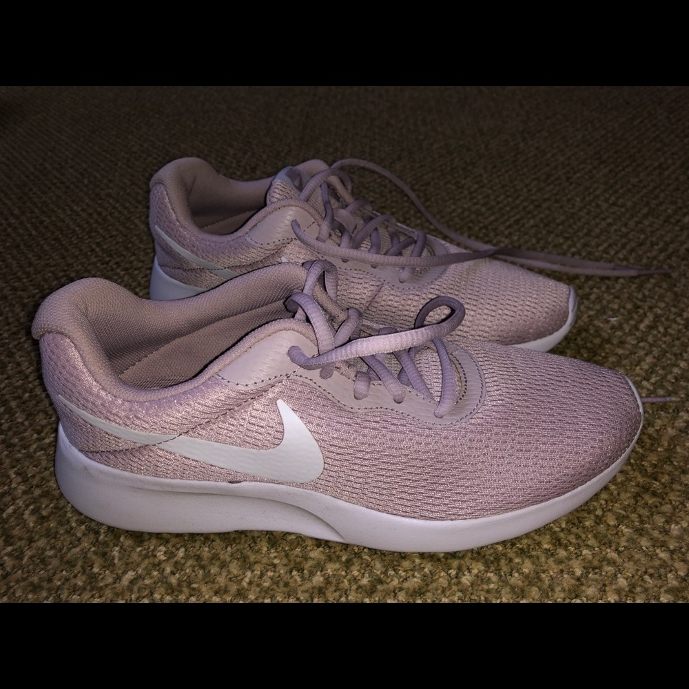 Tennis shoes